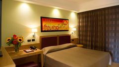 ruhiges Zimmer mit frischen Blumen im Hotel Artemis auf Sizilien in Italien