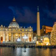 Petersdom bei Nacht mit Weihnachtsbaum