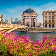 Skopje am Fluss Vardar ©Andrew Mayovskyy, AdobeStock Skopje am Fluss Vardar
