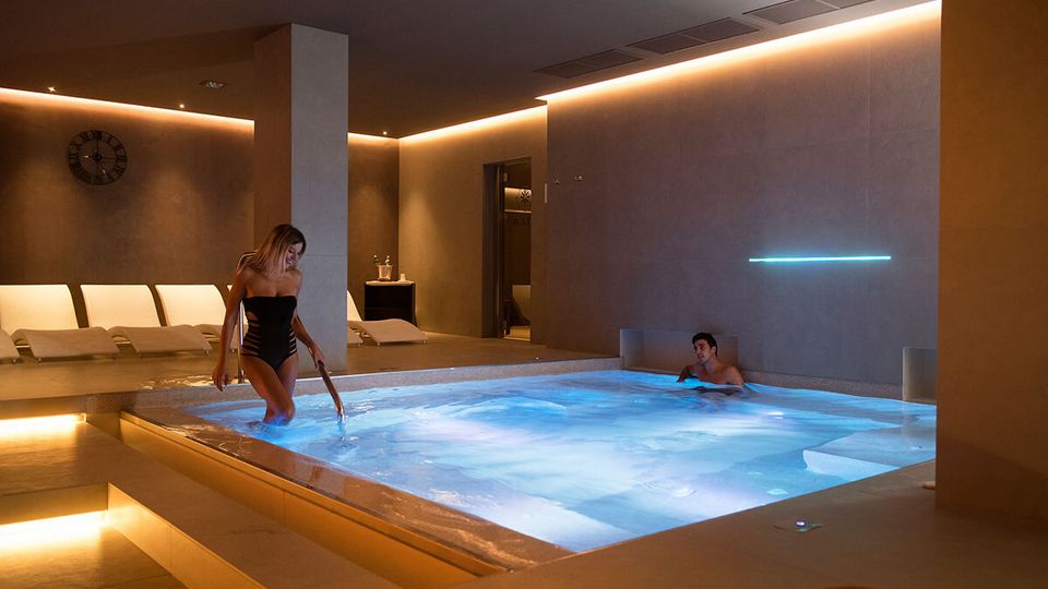 Spa mit Pool des Hotel D'Aragona