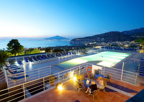 Abend entspannen im Pool im Arthotel Gran Paradiso bei Sorrent in Italien