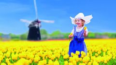 Lachendes Kind im Tulpenmeer