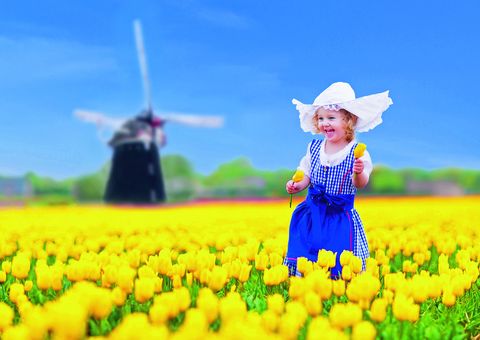 Lachendes Kind im Tulpenmeer