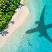 Flugzeug wirft Schatten auf den Strand