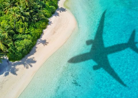 Flugzeug wirft Schatten auf den Strand