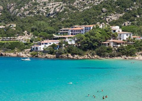 blaue Badebucht vor Hotel La Bisaccia in Sardinien, Italien
