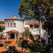 Hotel Mon Repos Eingang ©Hotel Mon Repos - momento Charmantes Hotel im mediterranen Stil mit weißer Fassade, Terrakottadach und idyllischer Außenterrasse – umgeben von grüner Natur.