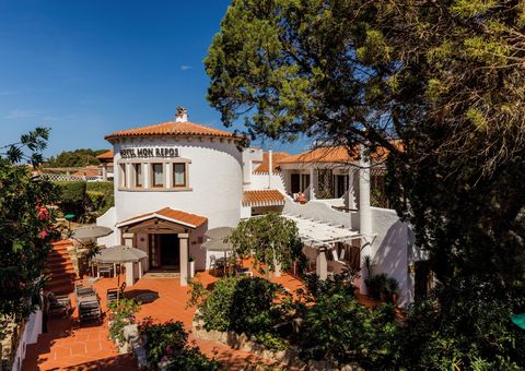 Charmantes Hotel im mediterranen Stil mit weißer Fassade, Terrakottadach und idyllischer Außenterrasse – umgeben von grüner Natur.