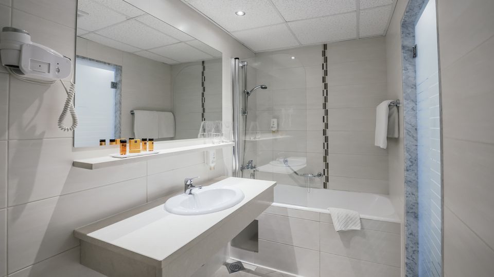 Badezimmerbeispiel im Hotel Mimosa Lido Palace