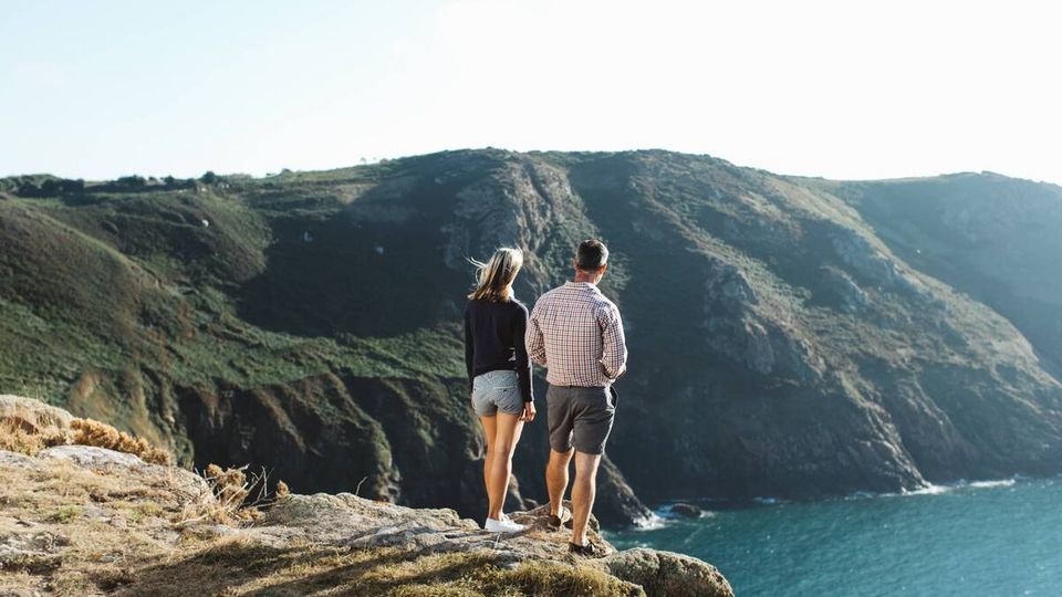 Küste mit Paar ©Visit Jersey Trade & Media Küste mit Paar