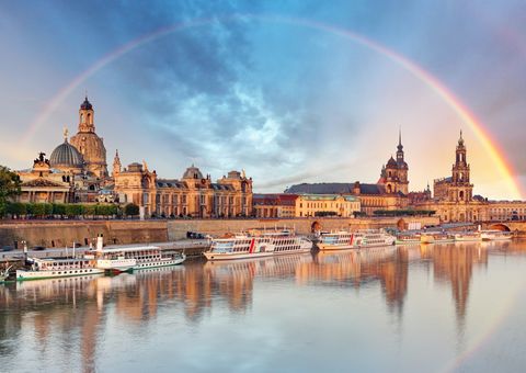 Regenbogen über der Dresdner Skyline und der Elbe
